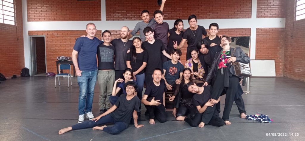 élèves et équipe de l'école nationale de théâtre à Santa Cruz